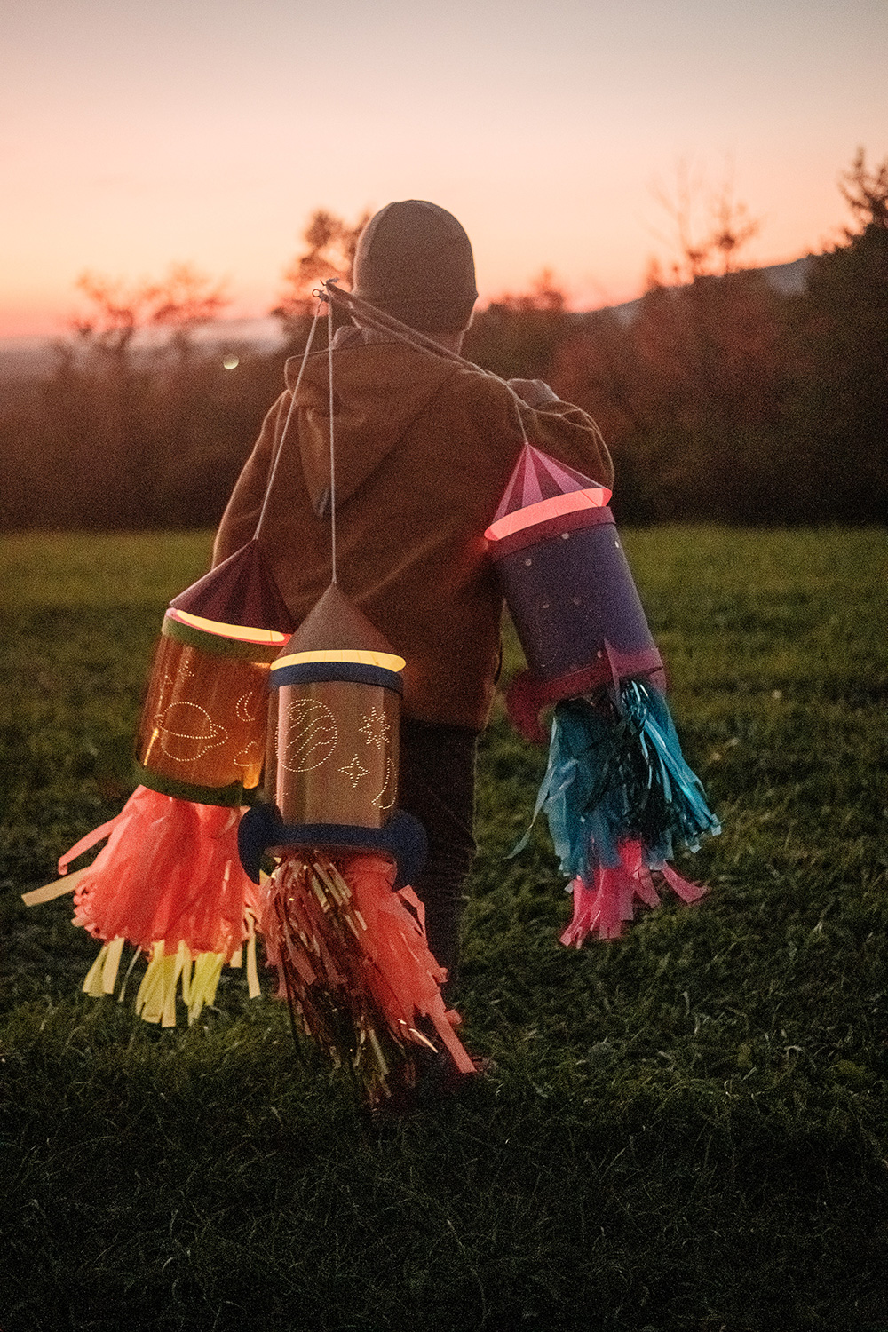 Lass uns wild und bunt die WE LIKE MONDAYS Original Raketen-Laterne basteln.