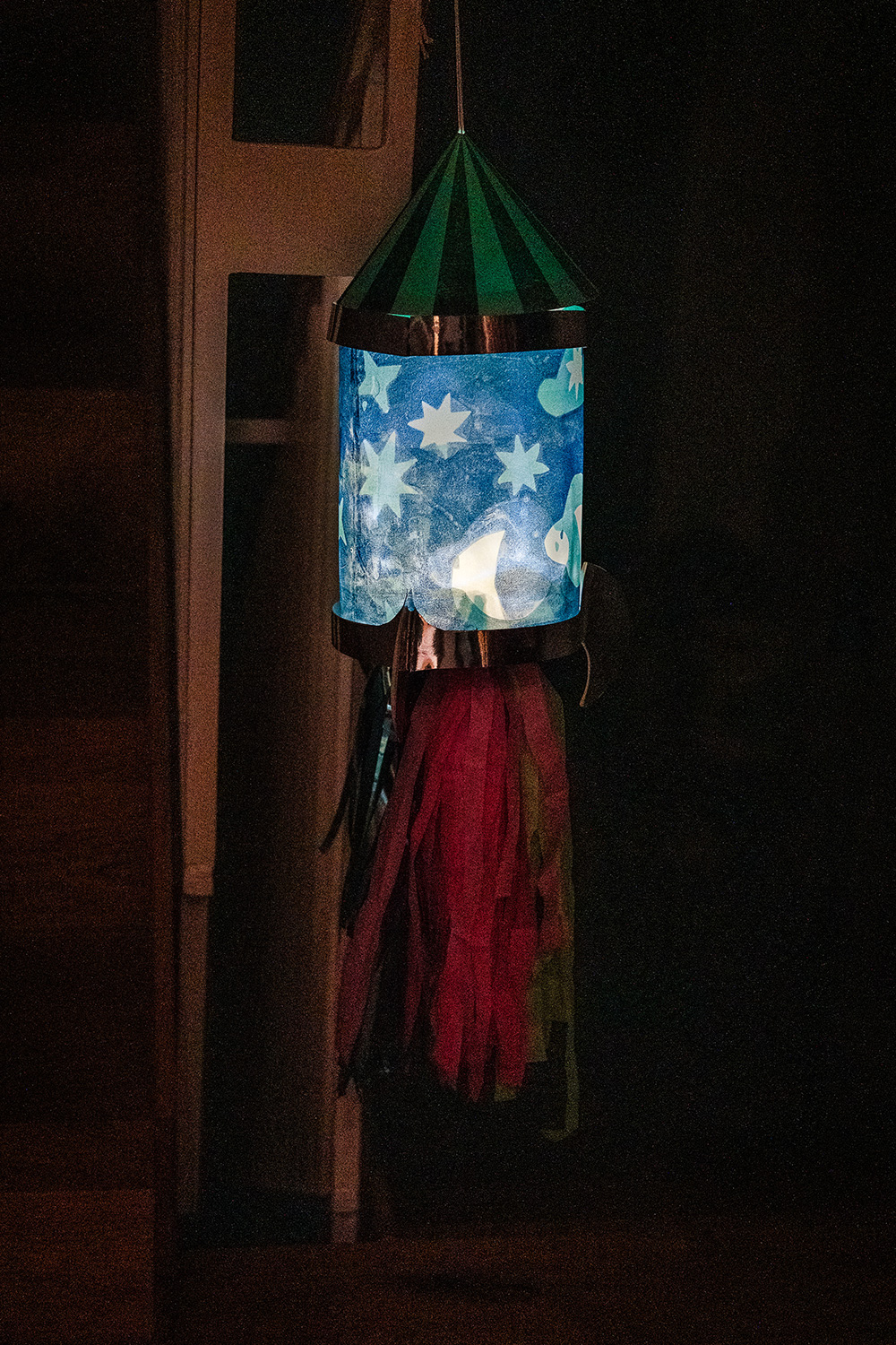 Lass uns wild und bunt die WE LIKE MONDAYS Original Raketen-Laterne basteln.