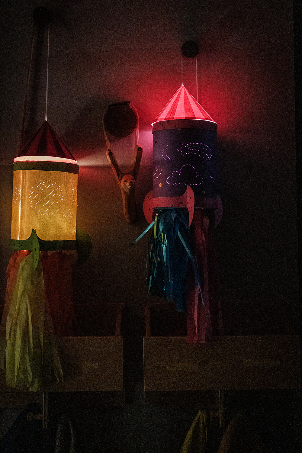 Lass uns wild und bunt die WE LIKE MONDAYS Original Raketen-Laterne basteln.