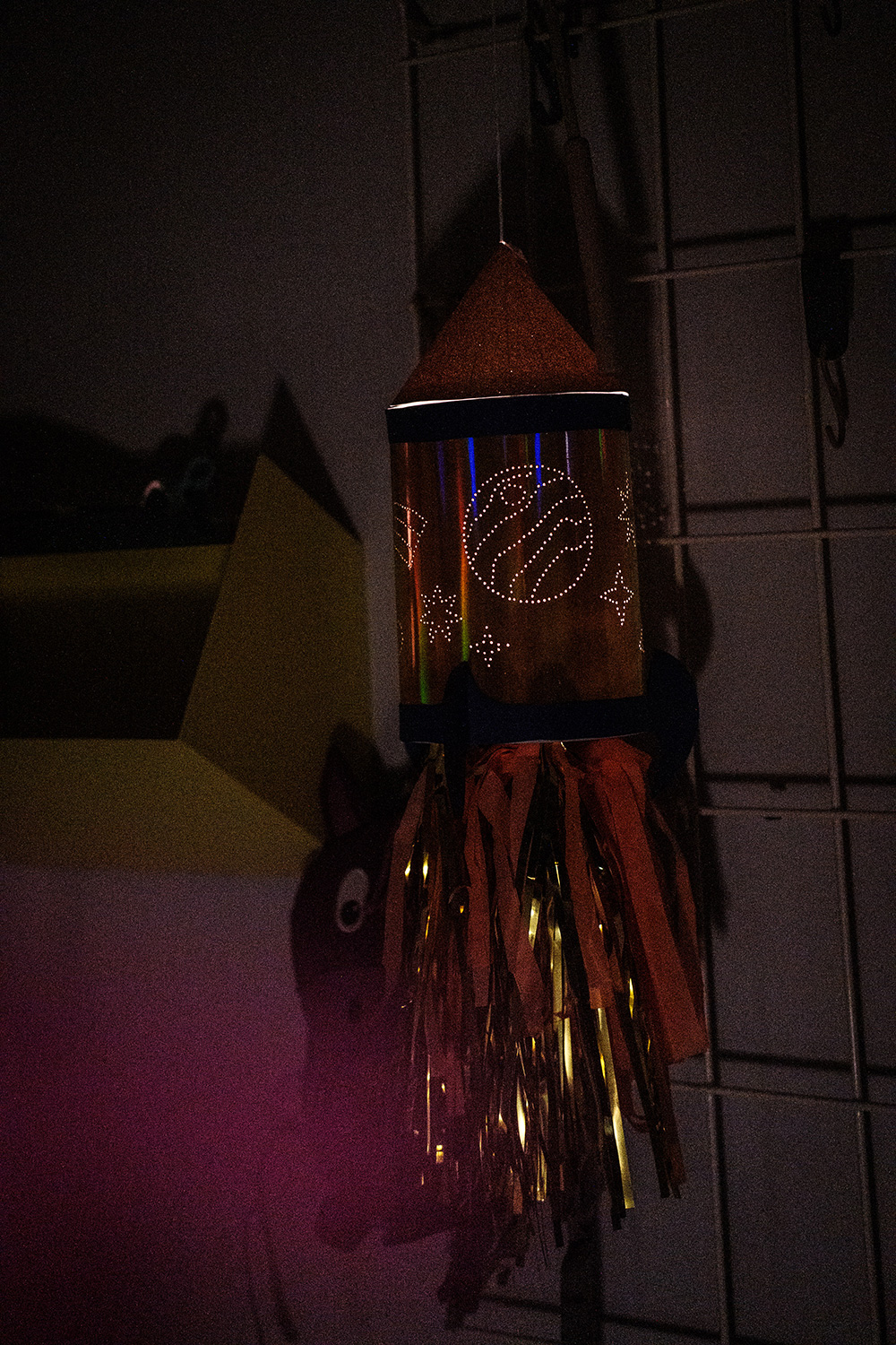 Lass uns wild und bunt die WE LIKE MONDAYS Original Raketen-Laterne basteln.