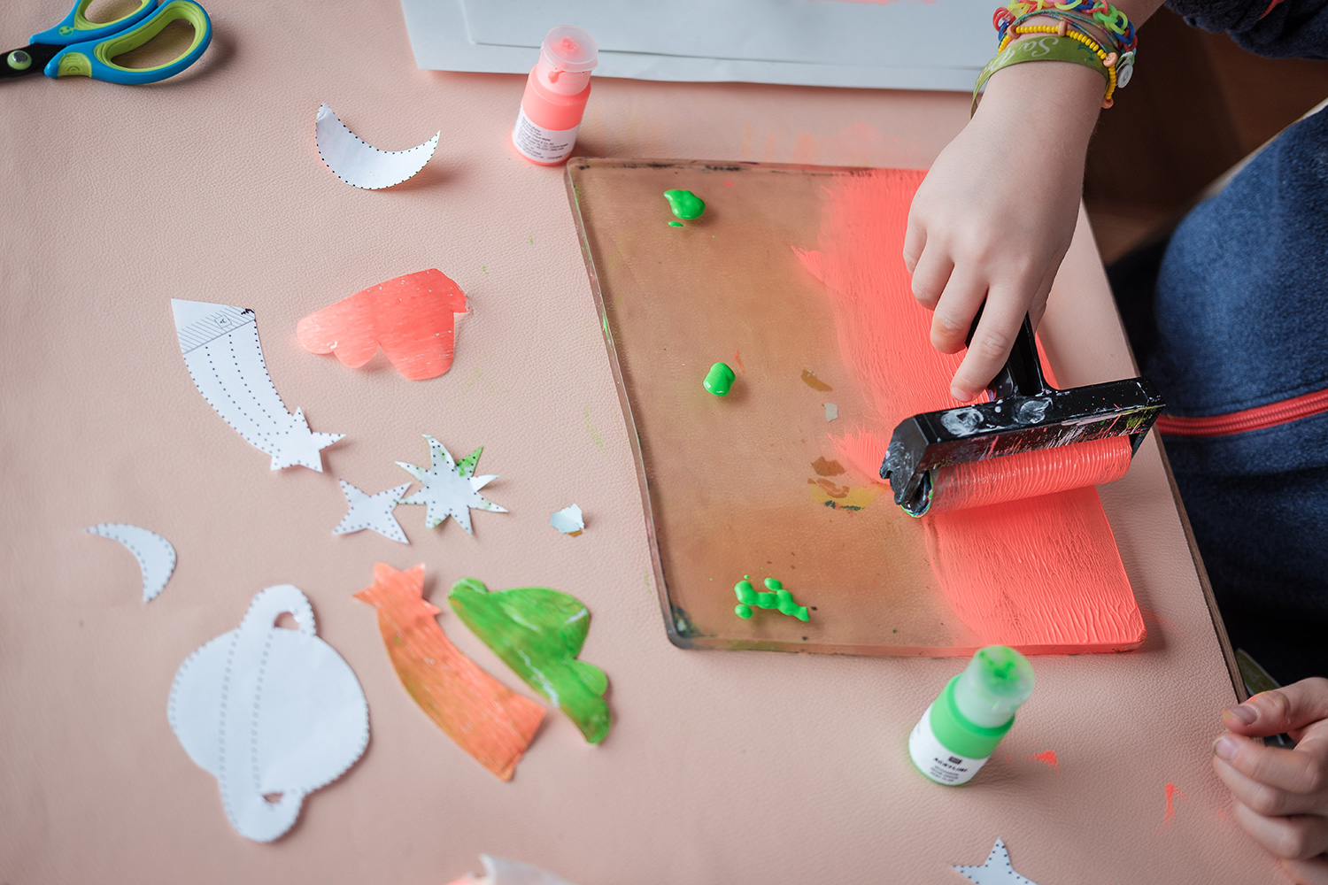 Lass uns wild und bunt die WE LIKE MONDAYS Original Raketen-Laterne basteln.