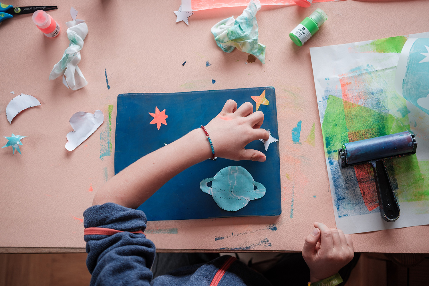 Lass uns wild und bunt die WE LIKE MONDAYS Original Raketen-Laterne basteln.