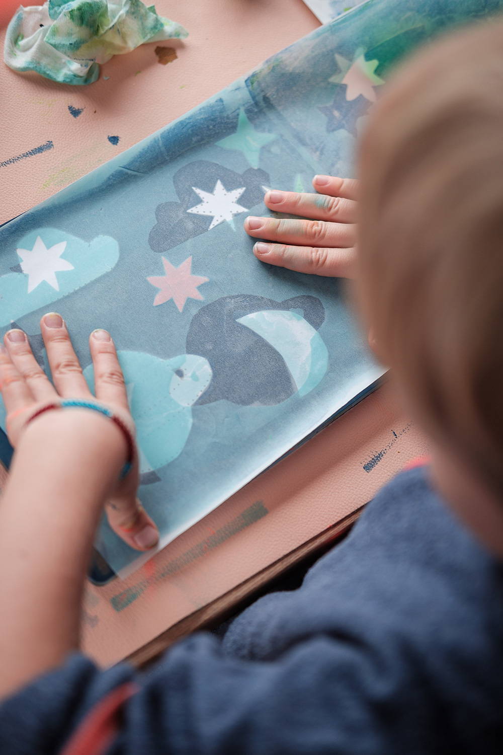 Lass uns wild und bunt die WE LIKE MONDAYS Original Raketen-Laterne basteln.