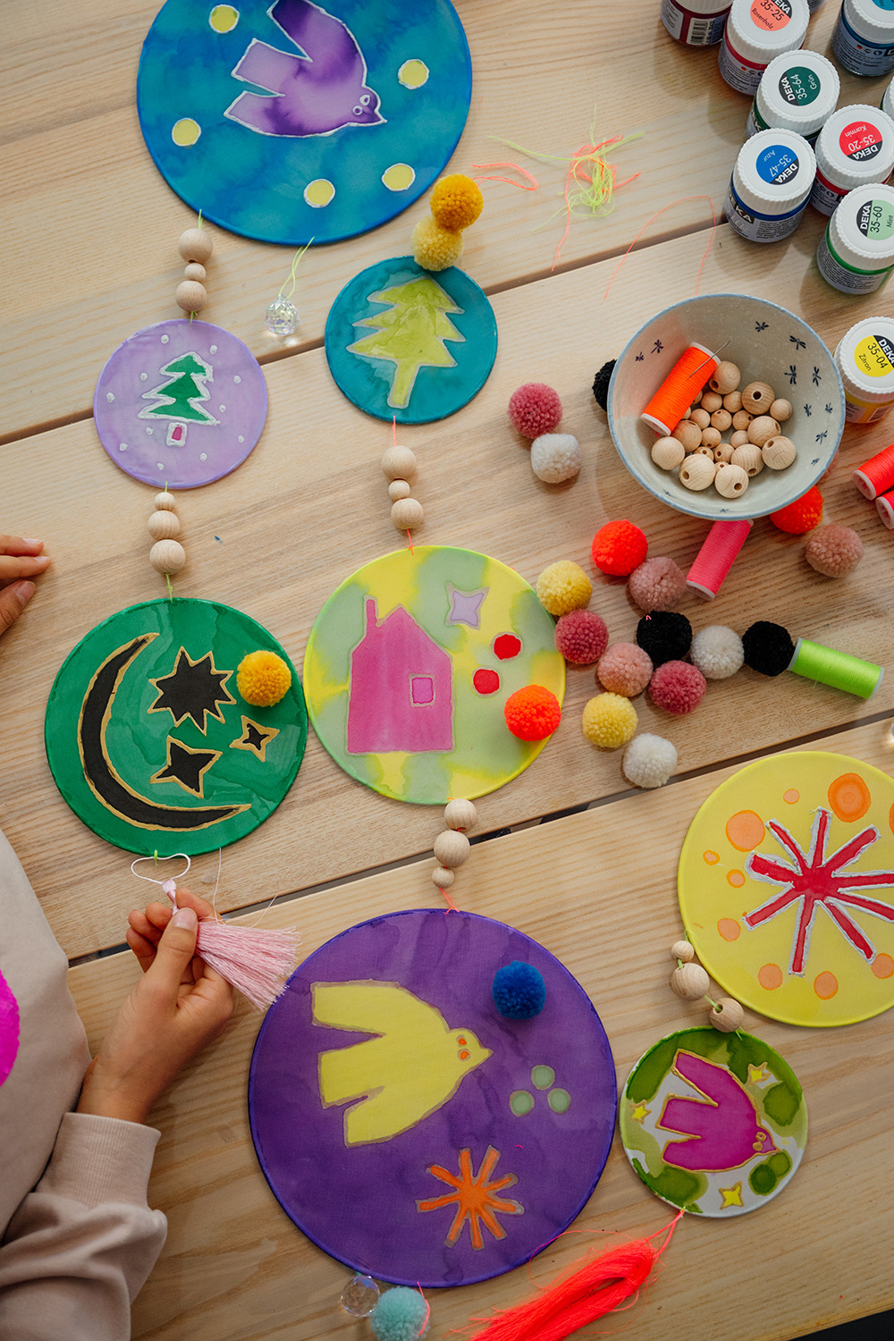 Lass uns schönste Fensterdeko mit Seidenmalerei und Konturenmittel gestalten.