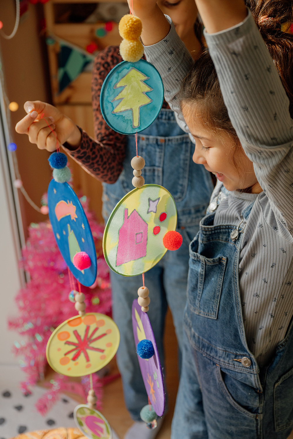 Lass uns schönste Fensterdeko mit Seidenmalerei und Konturenmittel gestalten.