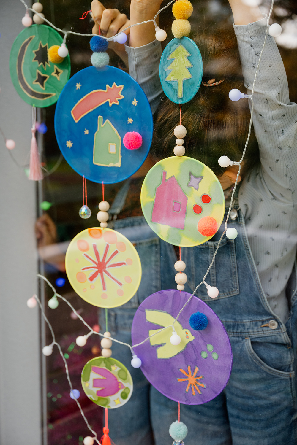 Lass uns schönste Fensterdeko mit Seidenmalerei und Konturenmittel gestalten.