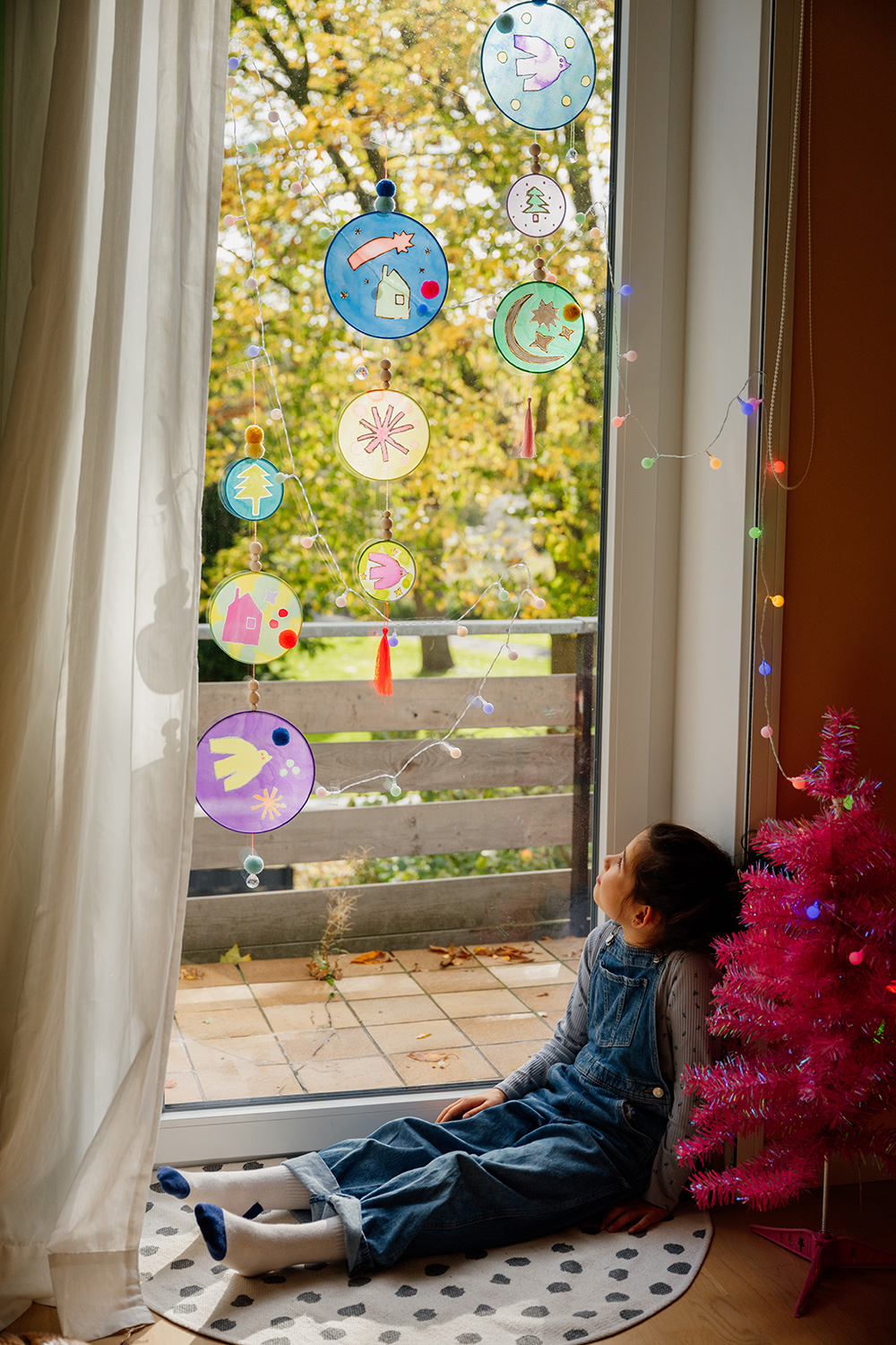 Lass uns schönste Fensterdeko mit Seidenmalerei und Konturenmittel gestalten.