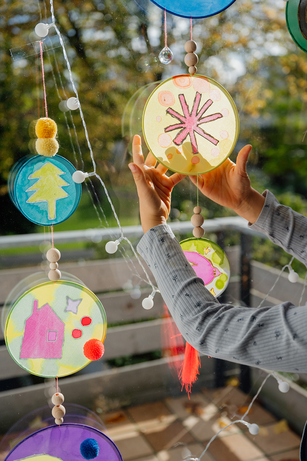 Lass uns schönste Fensterdeko mit Seidenmalerei und Konturenmittel gestalten.