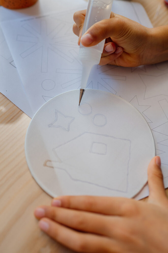 Lass uns schönste Fensterdeko mit Seidenmalerei und Konturenmittel gestalten.