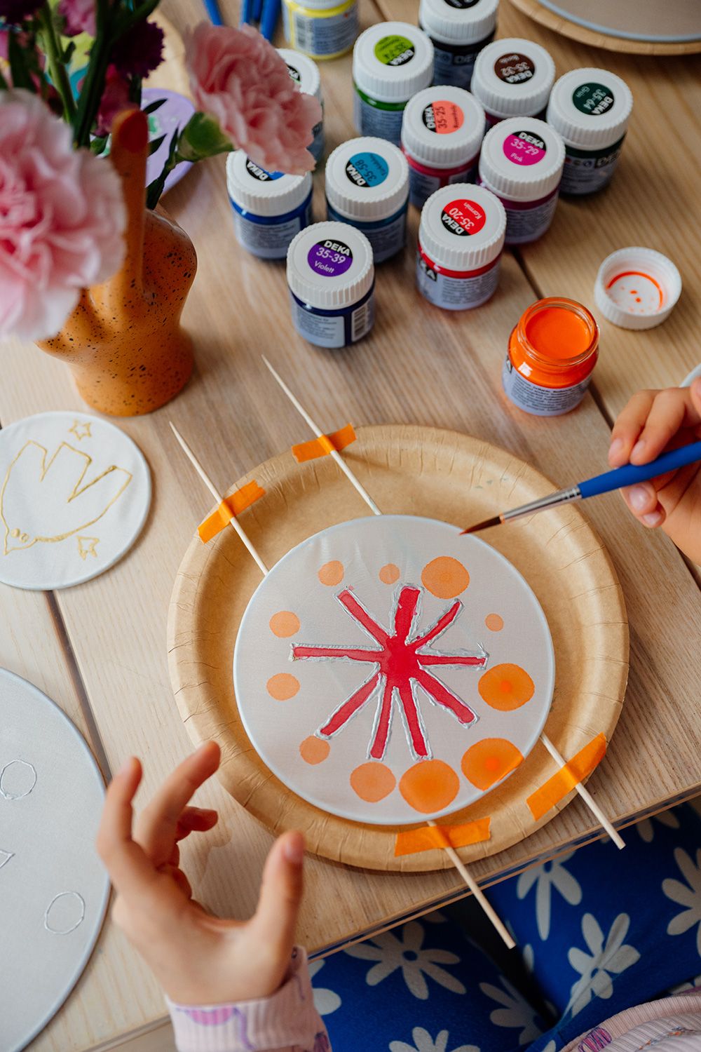 Lass uns schönste Fensterdeko mit Seidenmalerei und Konturenmittel gestalten.