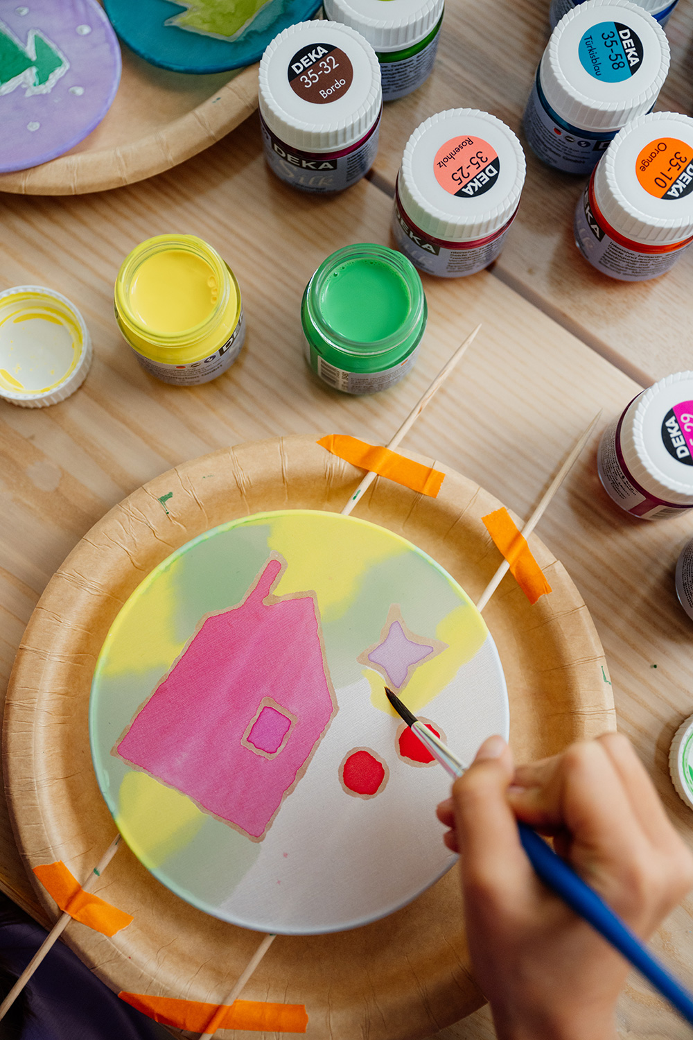 Lass uns schönste Fensterdeko mit Seidenmalerei und Konturenmittel gestalten.