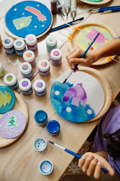 Lass uns schönste Fensterdeko mit Seidenmalerei und Konturenmittel gestalten.