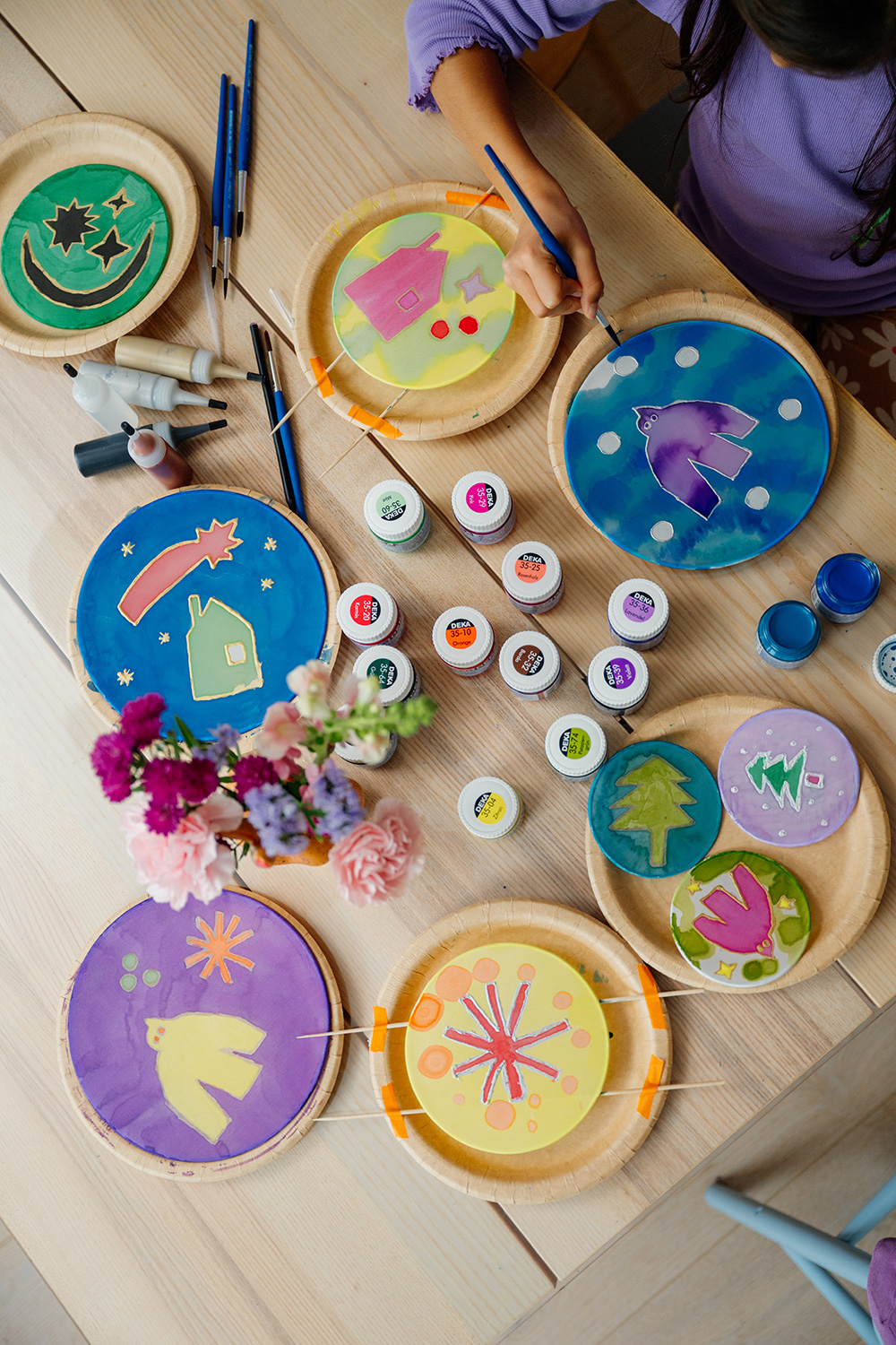 Lass uns schönste Fensterdeko mit Seidenmalerei und Konturenmittel gestalten.