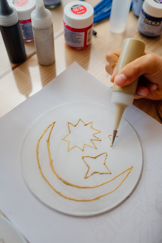 Lass uns schönste Fensterdeko mit Seidenmalerei und Konturenmittel gestalten.