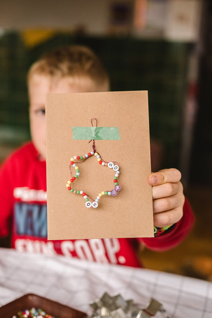 Lass uns Drahtornamente für Weihnachten basteln.