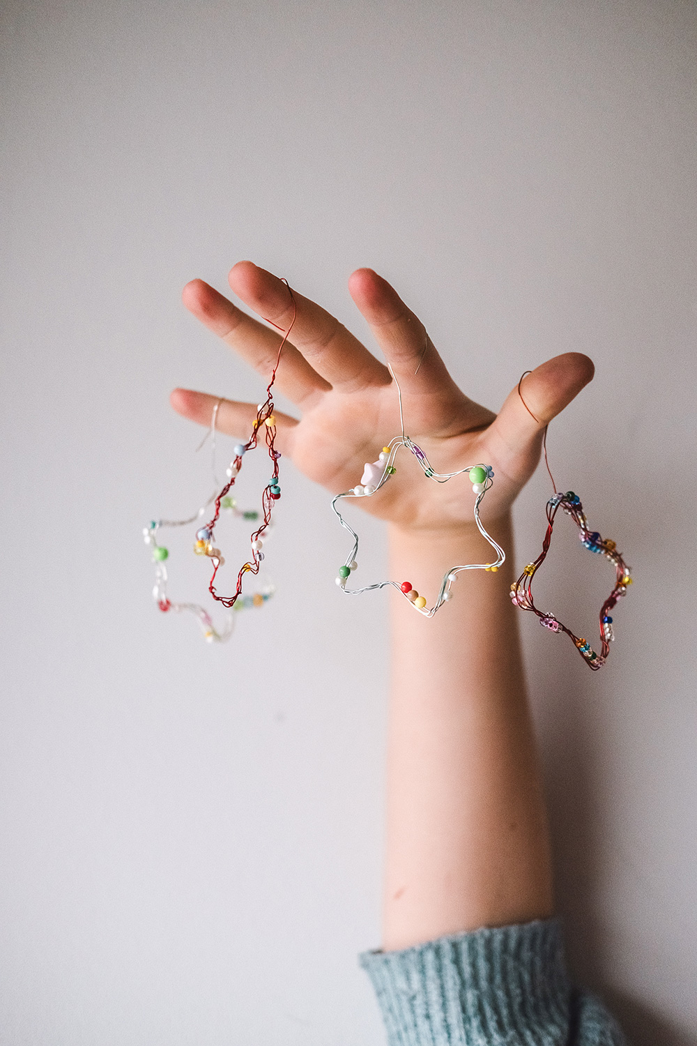 Lass uns Drahtornamente für Weihnachten basteln.