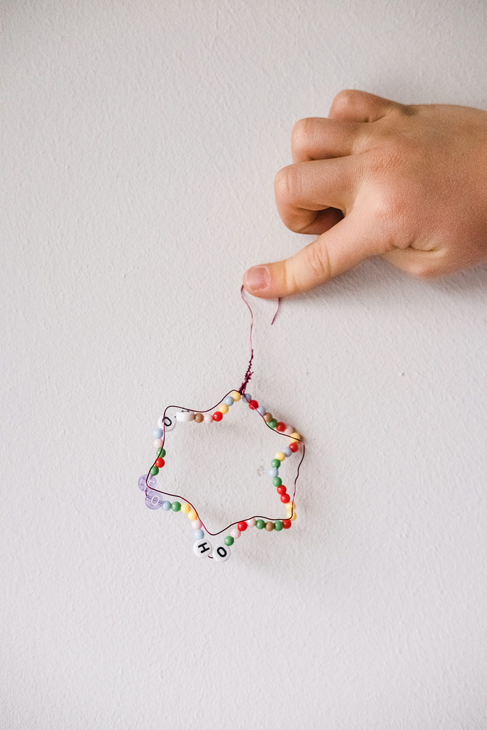 Lass uns Drahtornamente für Weihnachten basteln.