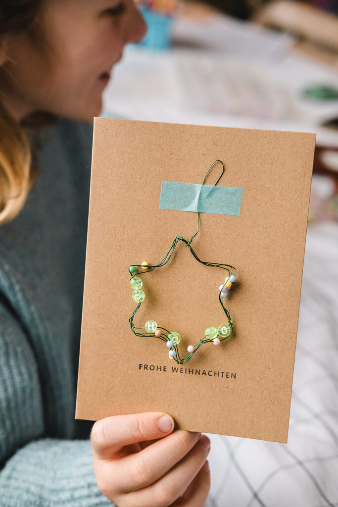 Lass uns Drahtornamente für Weihnachten basteln.