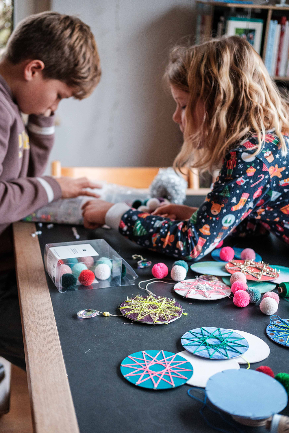 Lass uns Fadensterne aus Bierdeckeln basteln.