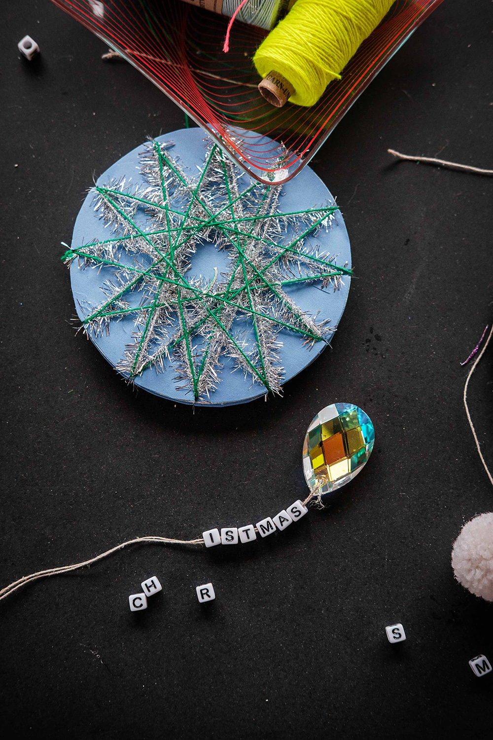 Lass uns Fadensterne aus Bierdeckeln basteln.