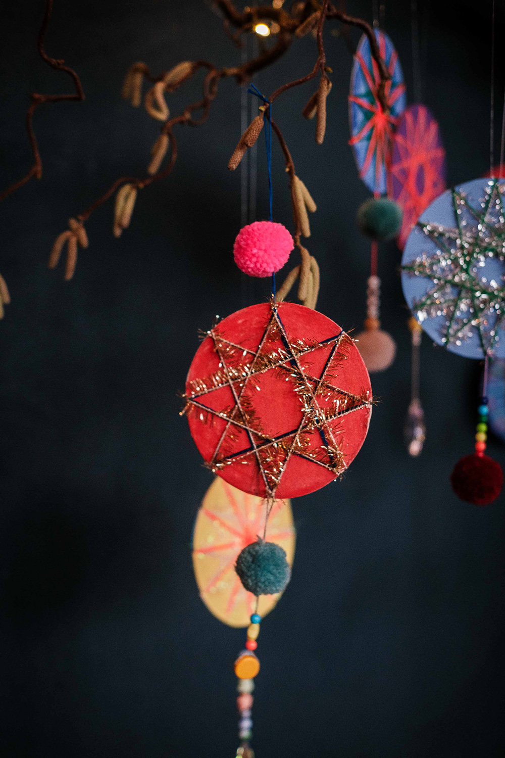 Lass uns Fadensterne aus Bierdeckeln basteln.