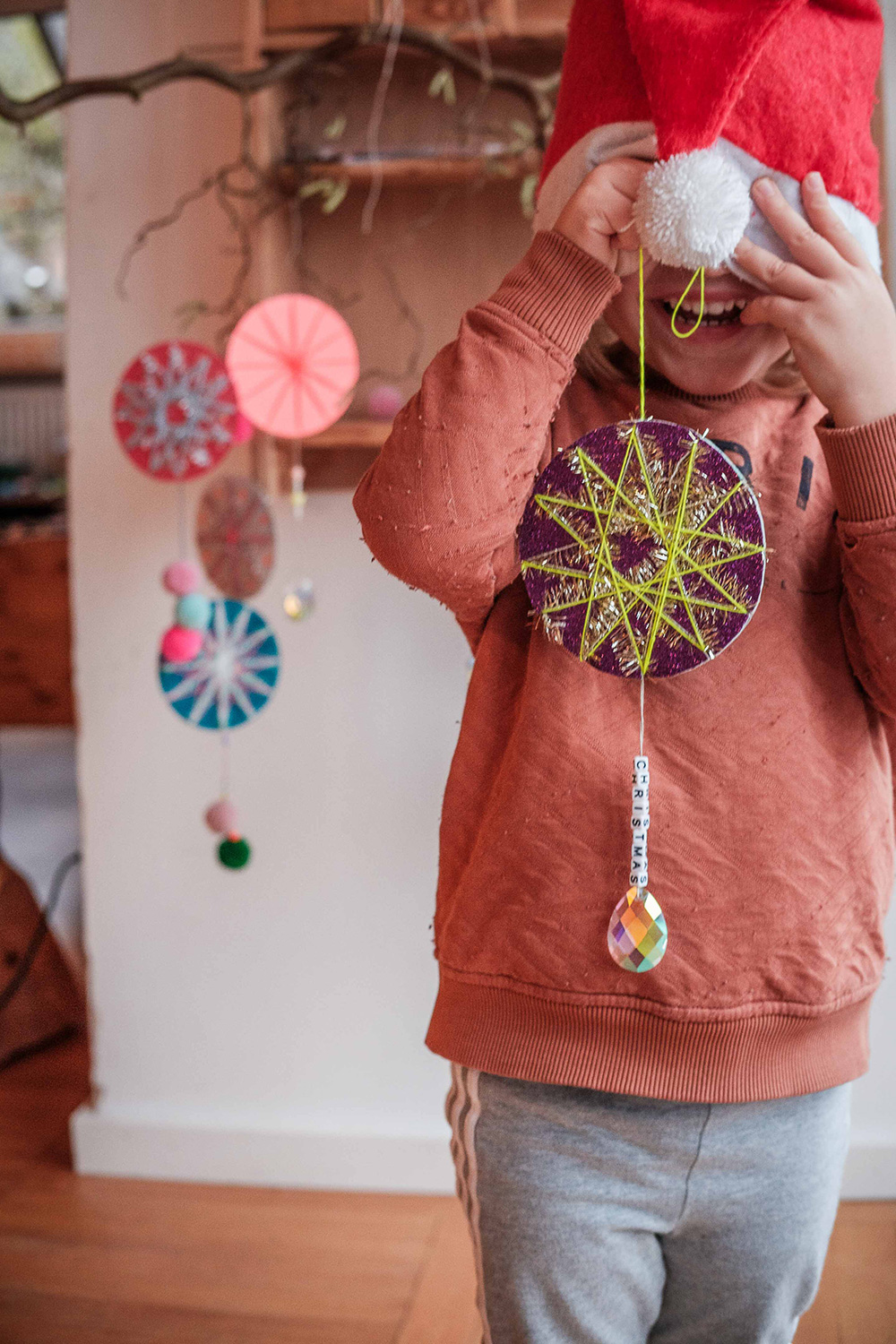 Lass uns Fadensterne aus Bierdeckeln basteln.