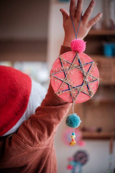Lass uns Fadensterne aus Bierdeckeln basteln.