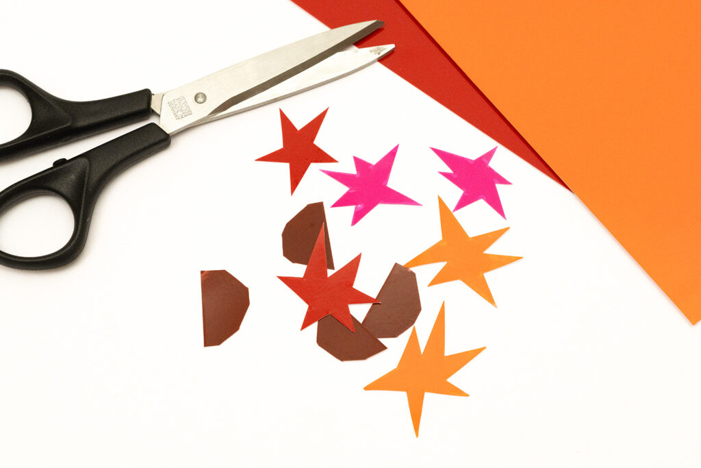 Lass uns als Baumschmuck Glaskugeln mit Fensterfolie dekorieren.