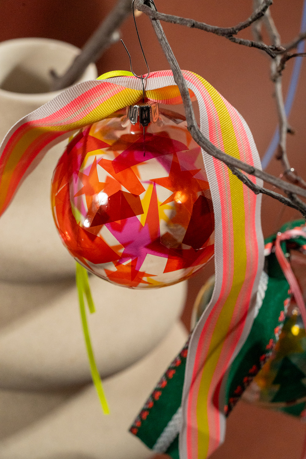 Lass uns als Baumschmuck Glaskugeln mit Fensterfolie dekorieren.
