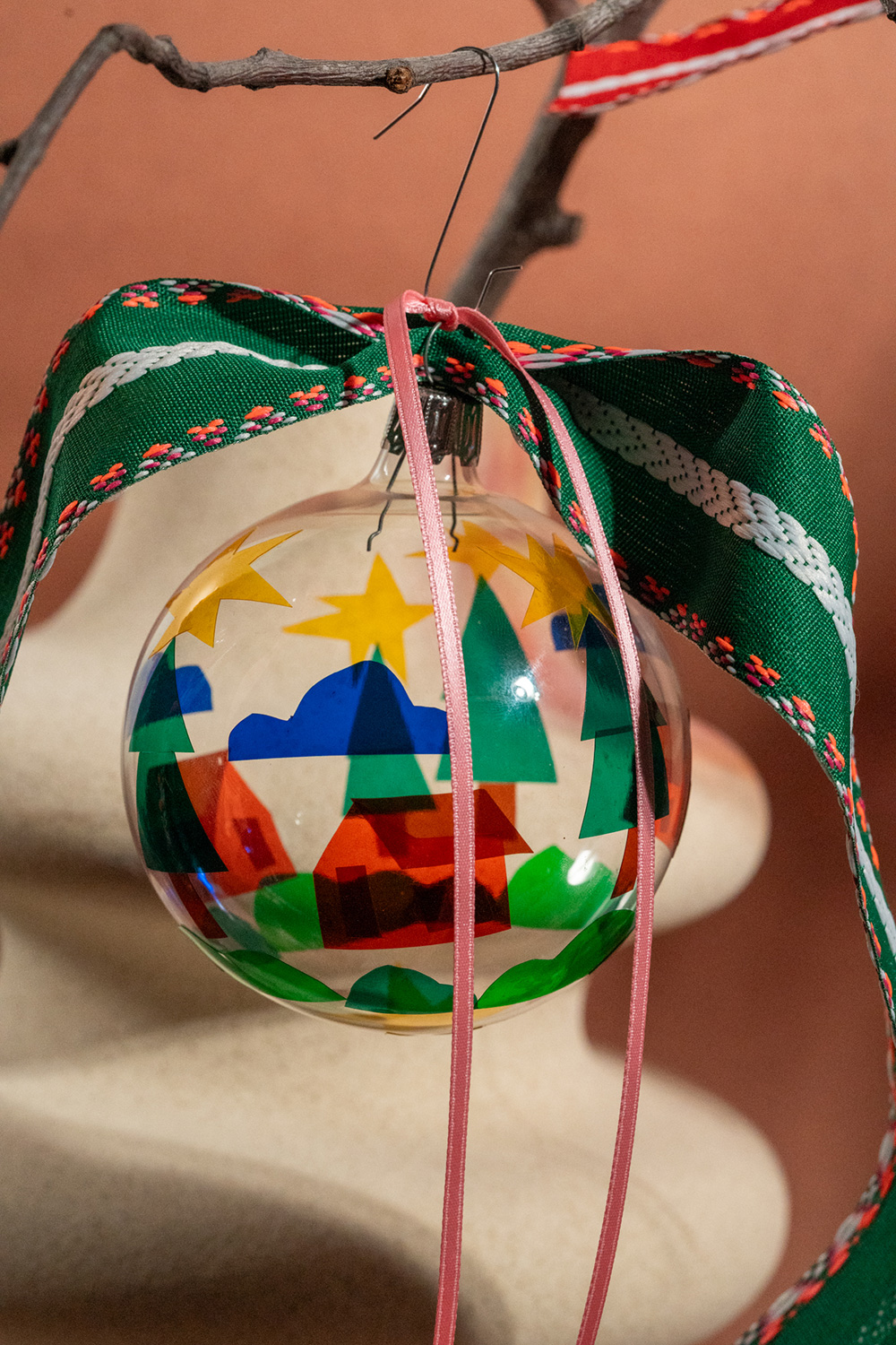 Lass uns als Baumschmuck Glaskugeln mit Fensterfolie dekorieren.