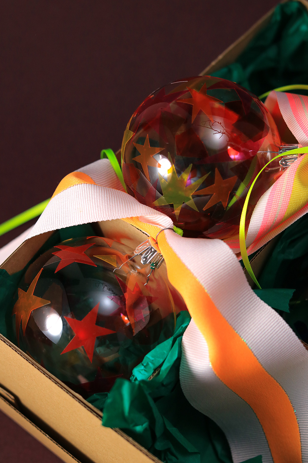 Lass uns als Baumschmuck Glaskugeln mit Fensterfolie dekorieren.