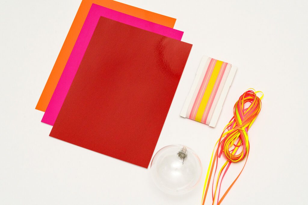 Lass uns als Baumschmuck Glaskugeln mit Fensterfolie dekorieren.