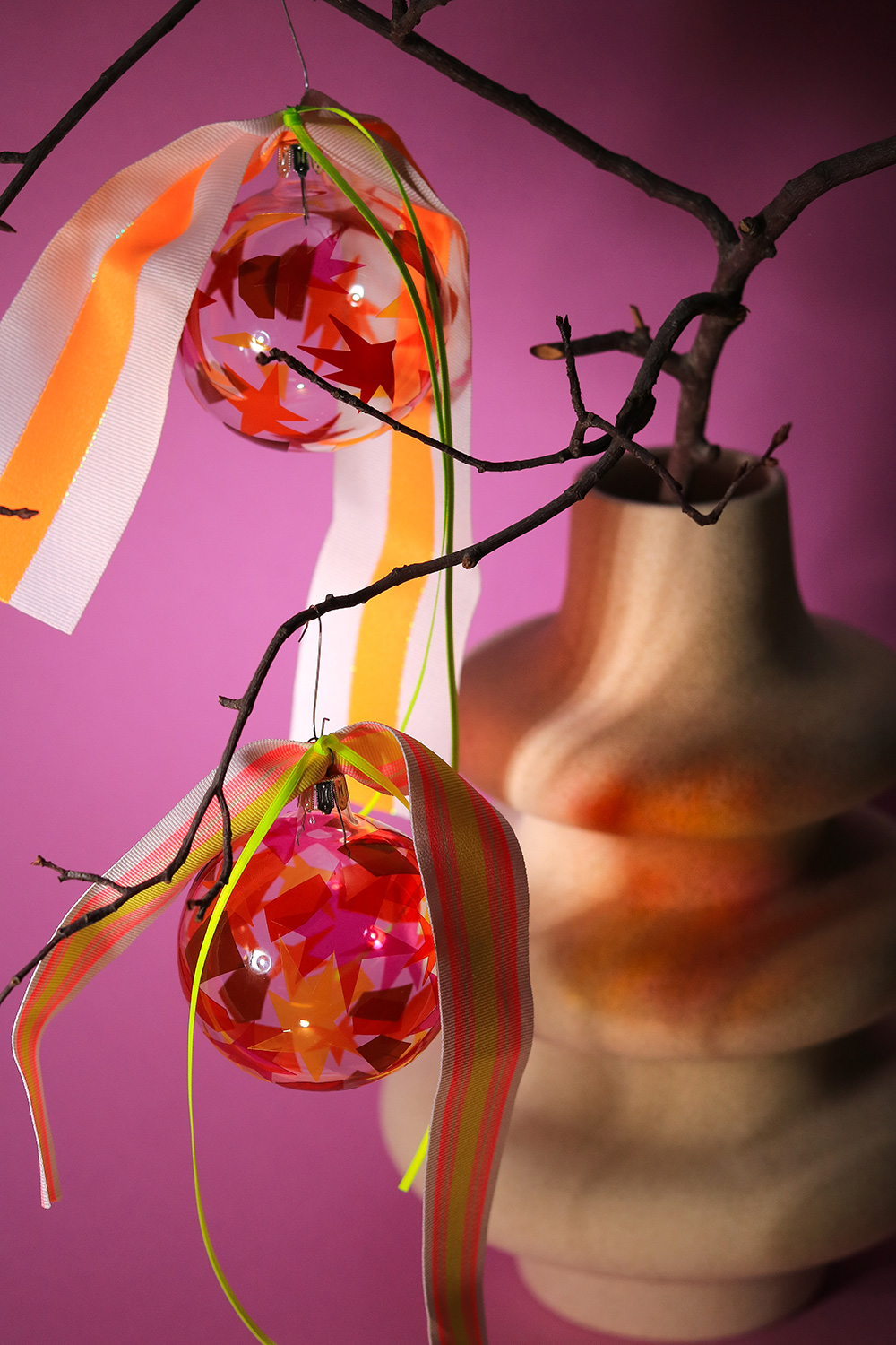 Lass uns als Baumschmuck Glaskugeln mit Fensterfolie dekorieren.