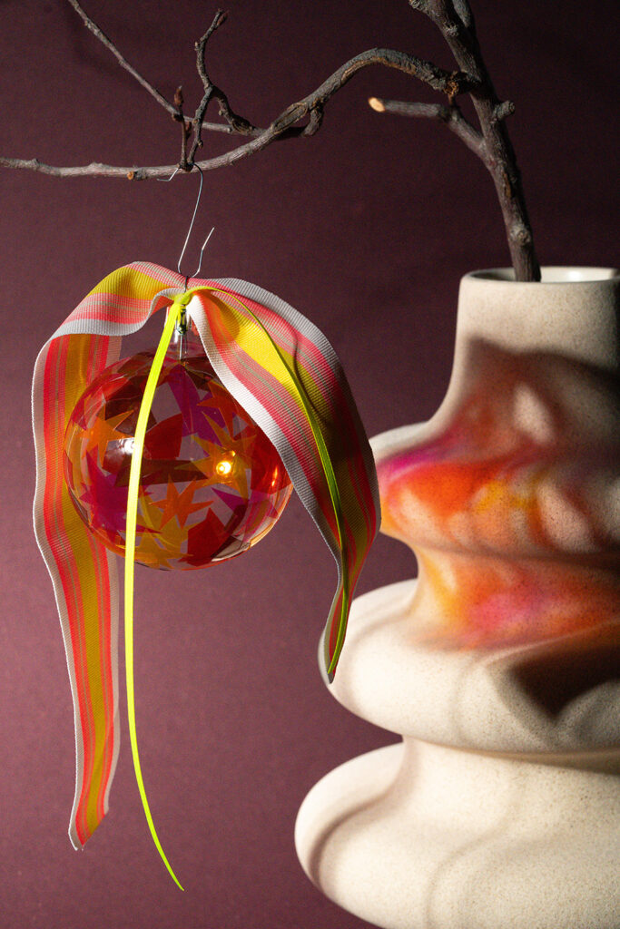 Lass uns als Baumschmuck Glaskugeln mit Fensterfolie dekorieren.