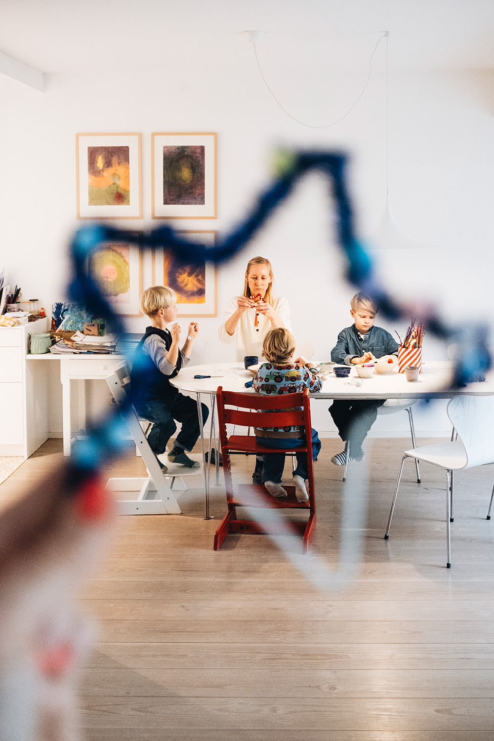 So kannst du ganz einfach funkelnde Sonnenfänger-Sterne mit kleinen Kindern basteln.