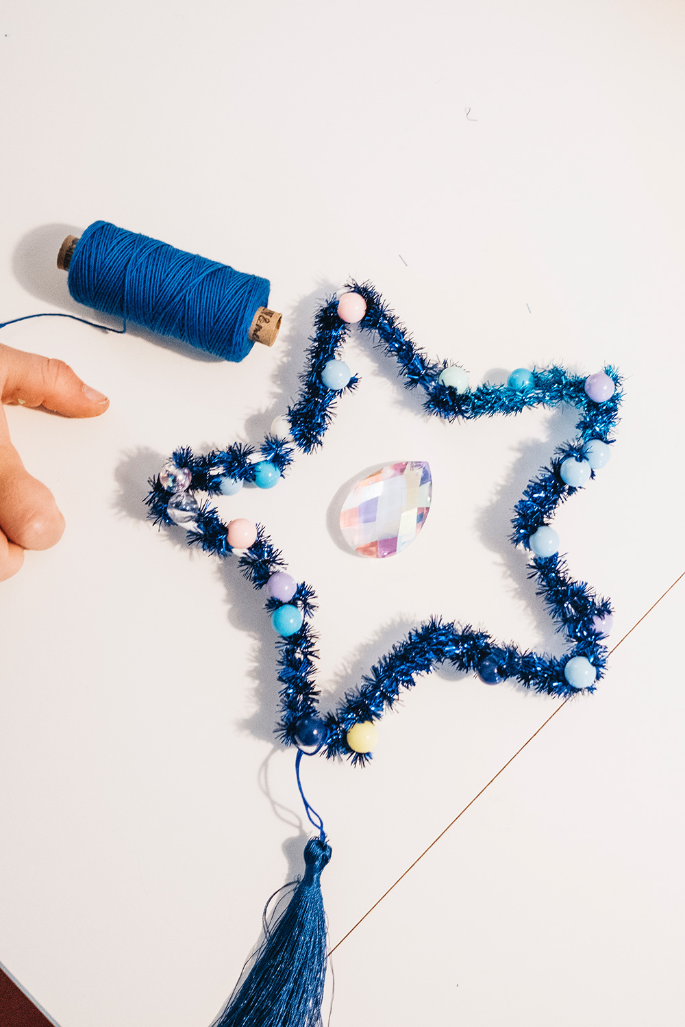 So kannst du ganz einfach funkelnde Sonnenfänger-Sterne mit kleinen Kindern basteln.