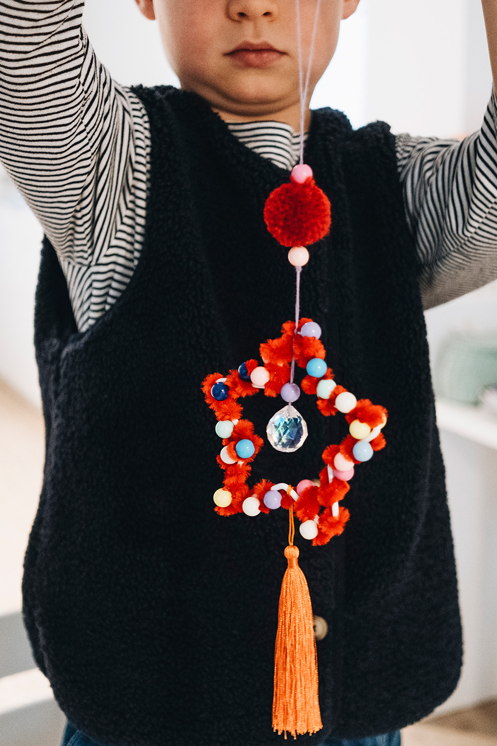 So kannst du ganz einfach funkelnde Sonnenfänger-Sterne mit kleinen Kindern basteln.