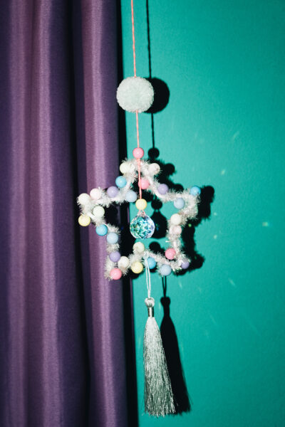 So kannst du ganz einfach funkelnde Sonnenfänger-Sterne mit kleinen Kindern basteln.