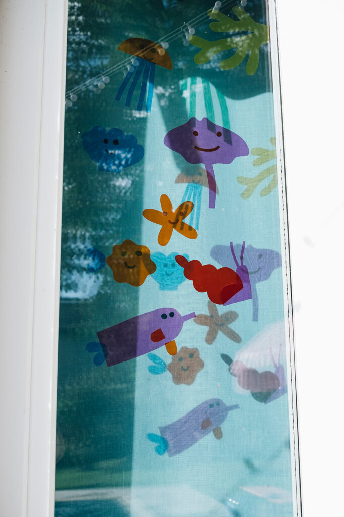 Bastelspaß mit Fensterfolie: Lass uns eine bunte Unterwasserwelt als Fensterdeko basteln.