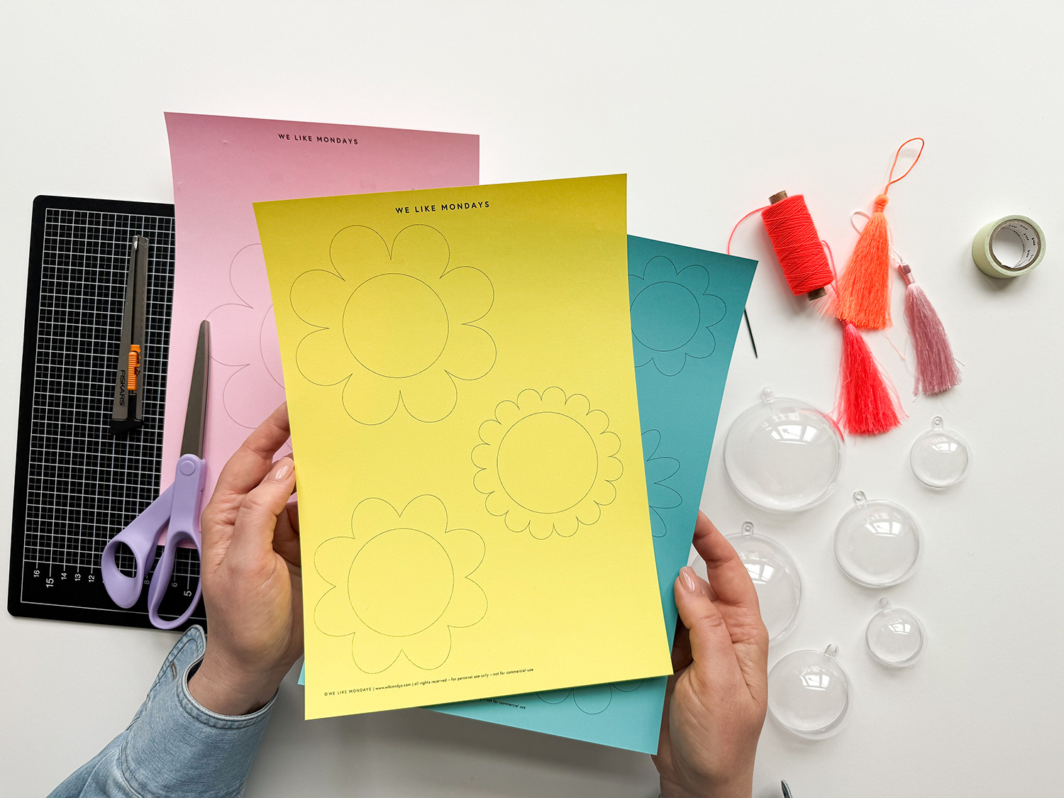 Lass uns süße Bonbon-Bomben mit Blumen basteln.