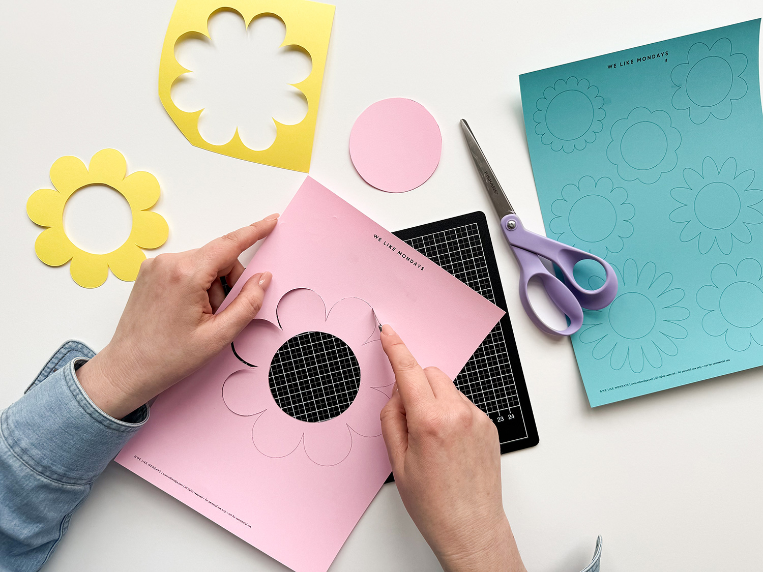 Lass uns süße Bonbon-Bomben mit Blumen basteln.