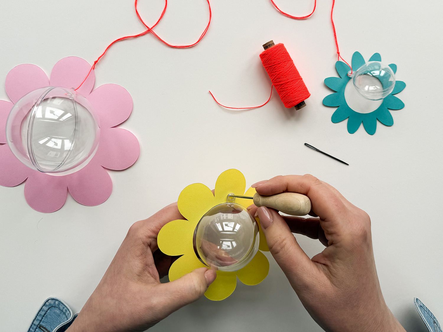 Lass uns süße Bonbon-Bomben mit Blumen basteln.