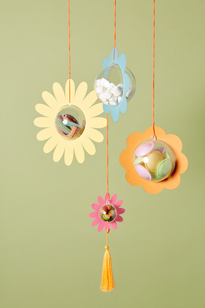 Lass uns süße Bonbon-Bomben mit Blumen basteln.