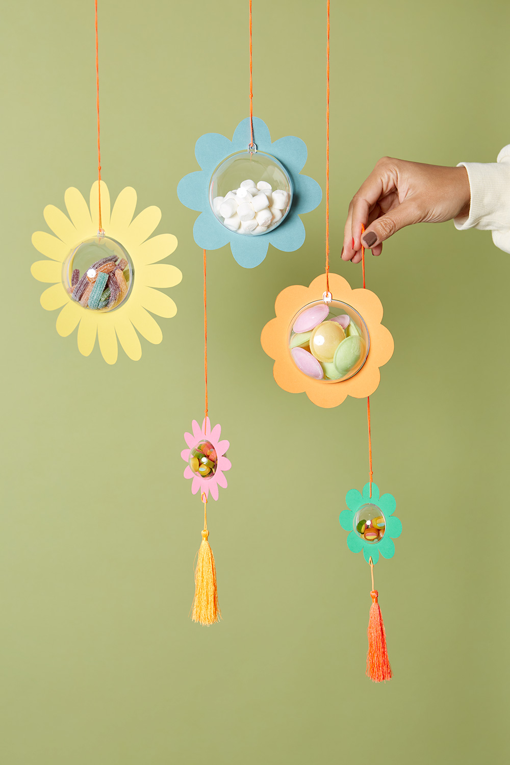 Lass uns süße Bonbon-Bomben mit Blumen basteln.