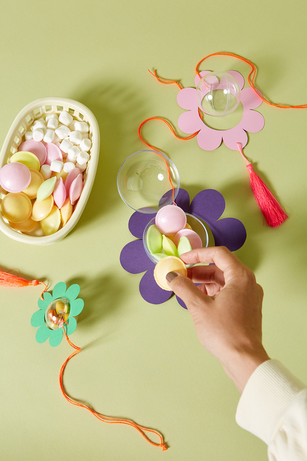 Lass uns süße Bonbon-Bomben mit Blumen basteln.