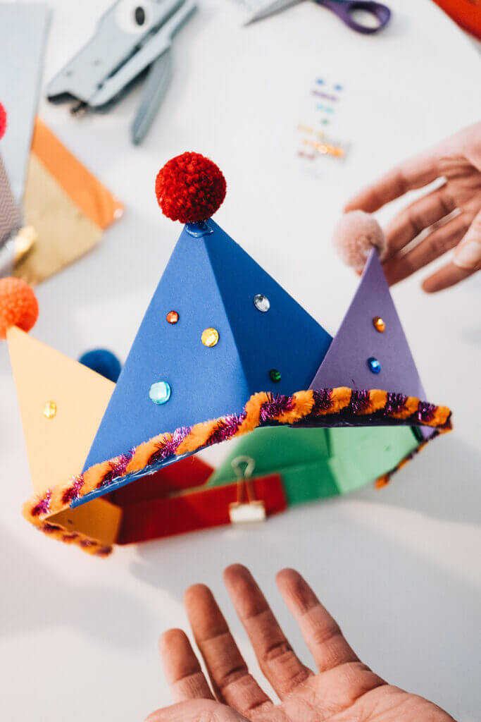 Kronen basteln mit Kindern: Die ultimative Last-Minute Idee für Fasching und Karneval