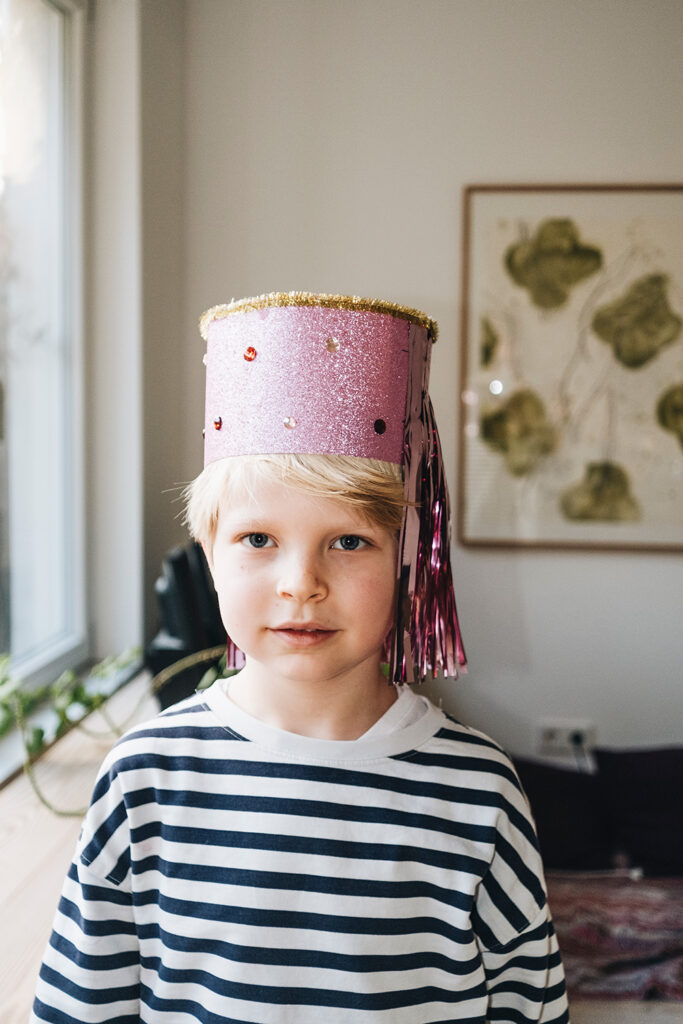 Kronen basteln mit Kindern: Die ultimative Last-Minute Idee für Fasching und Karneval