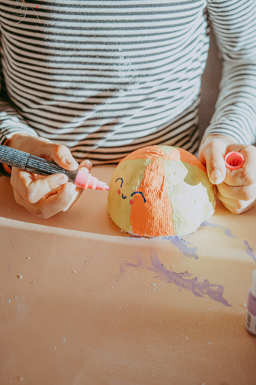 Lass uns Quallen basteln mit Gipsbinden.