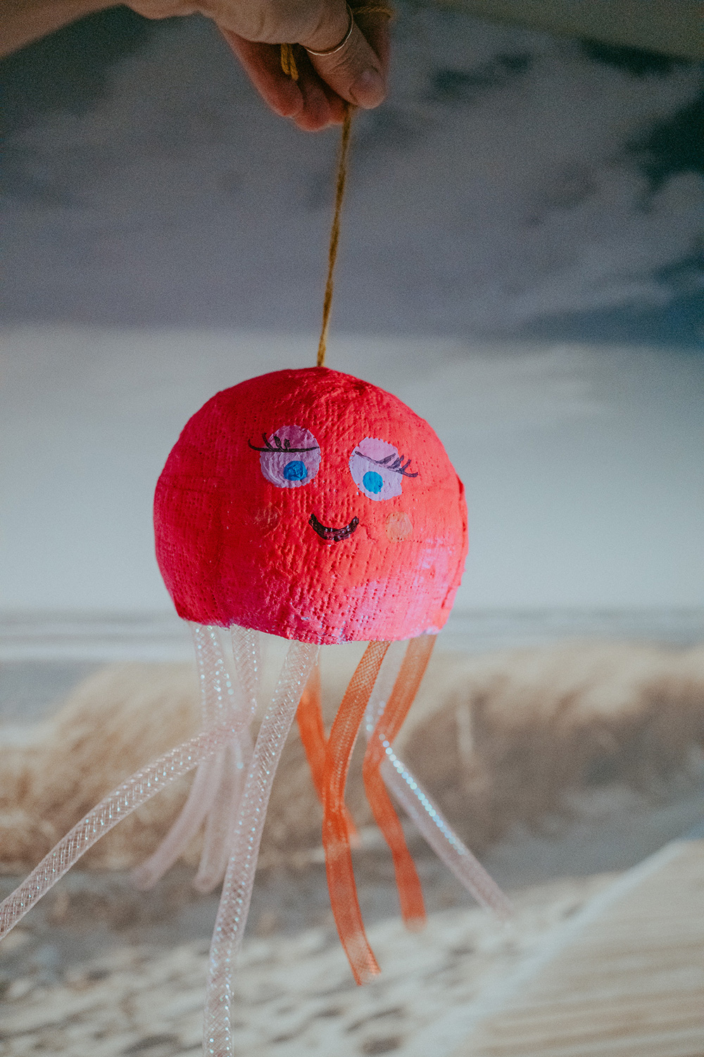 Lass uns Quallen basteln mit Gipsbinden.