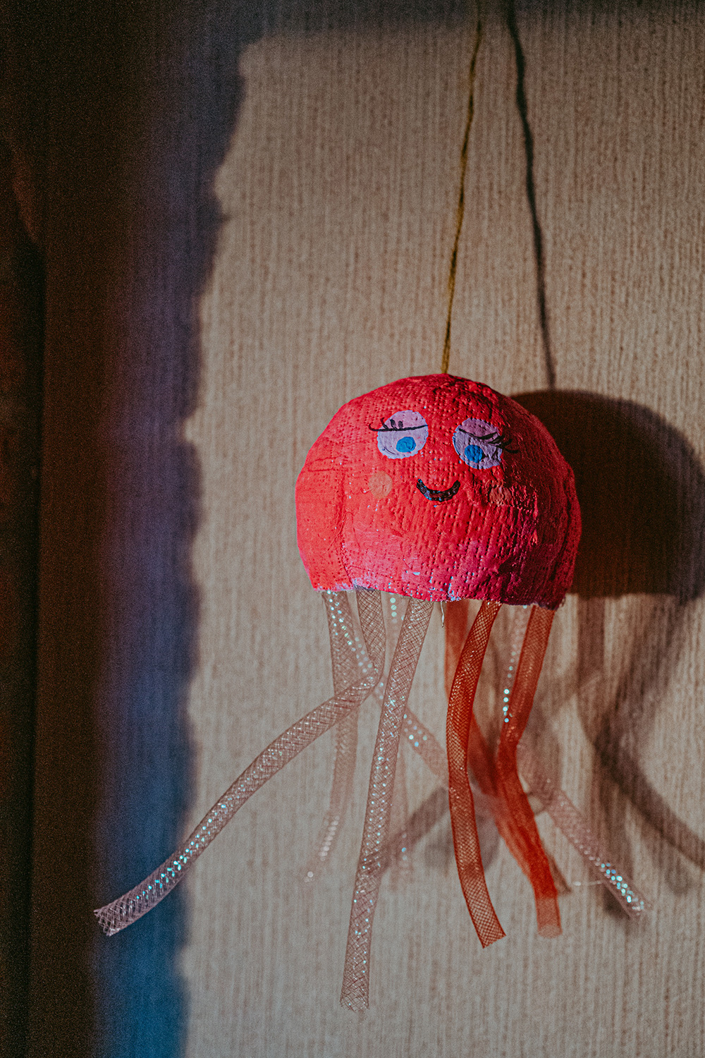 Lass uns Quallen basteln mit Gipsbinden.